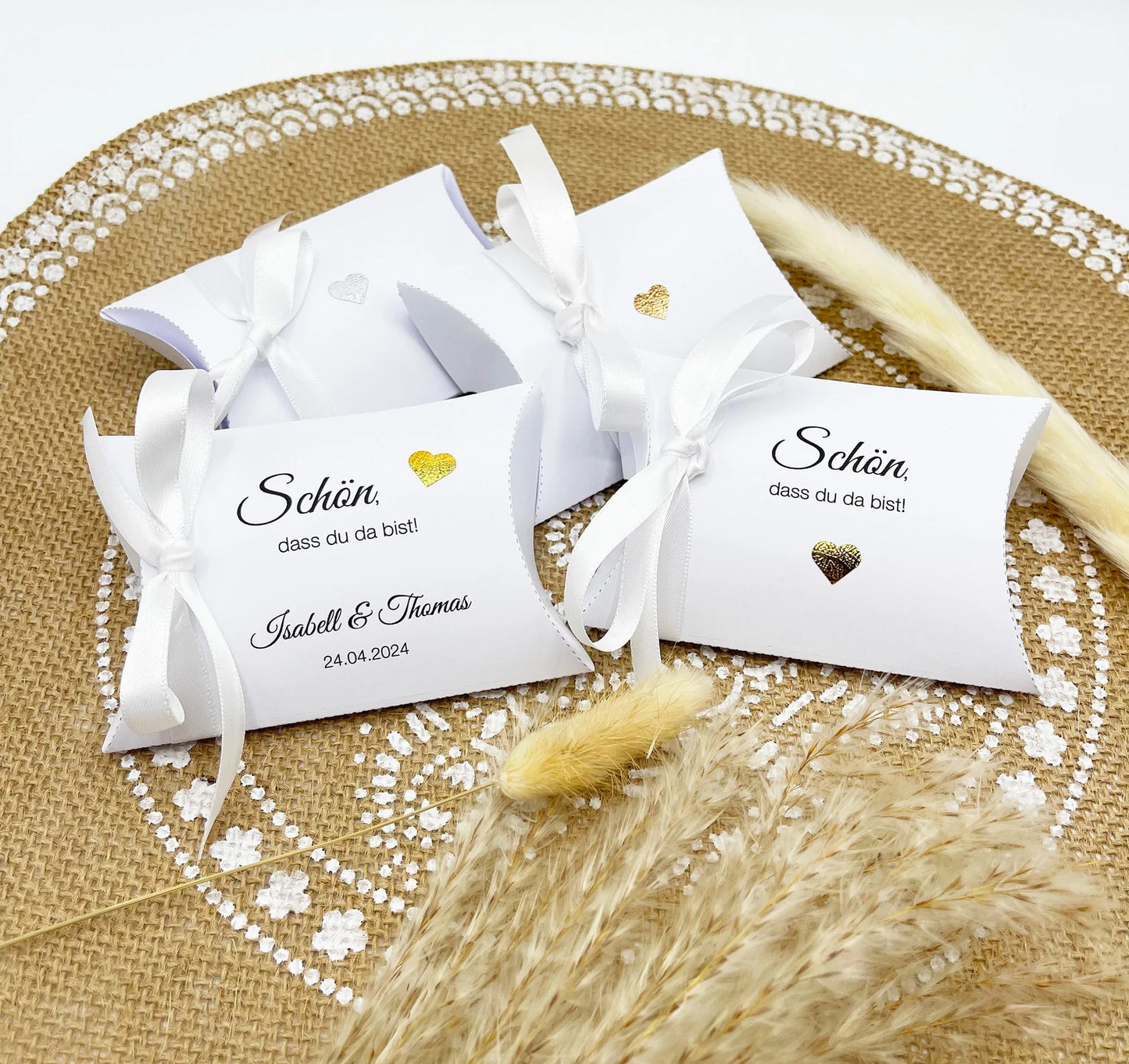 Gastgeschenk Verpackung Hochzeit / Taufe: Kissenschachtel WEISS mit Satinband weiß und glitzerndem Herz, optional personalisiert, 10 Stück