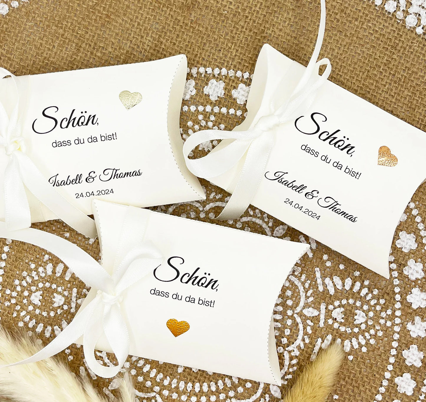 Gastgeschenk Verpackung Hochzeit / Taufe: Kissenschachtel CREME mit Satinband weiß und glitzerndem Herz, optional personalisiert, 10 Stück