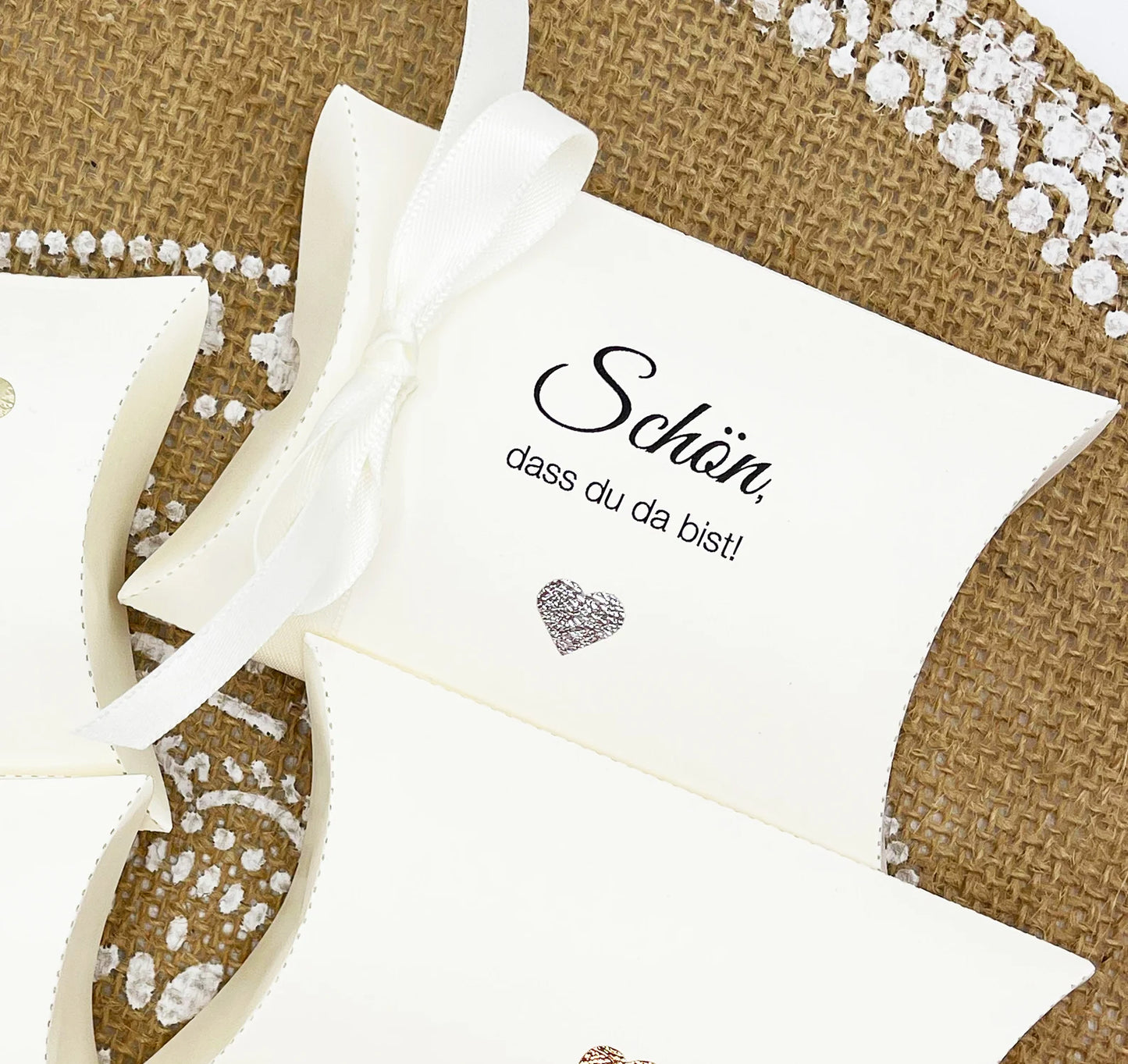 Gastgeschenk Verpackung Hochzeit / Taufe: Kissenschachtel CREME mit Satinband weiß und glitzerndem Herz, optional personalisiert, 10 Stück