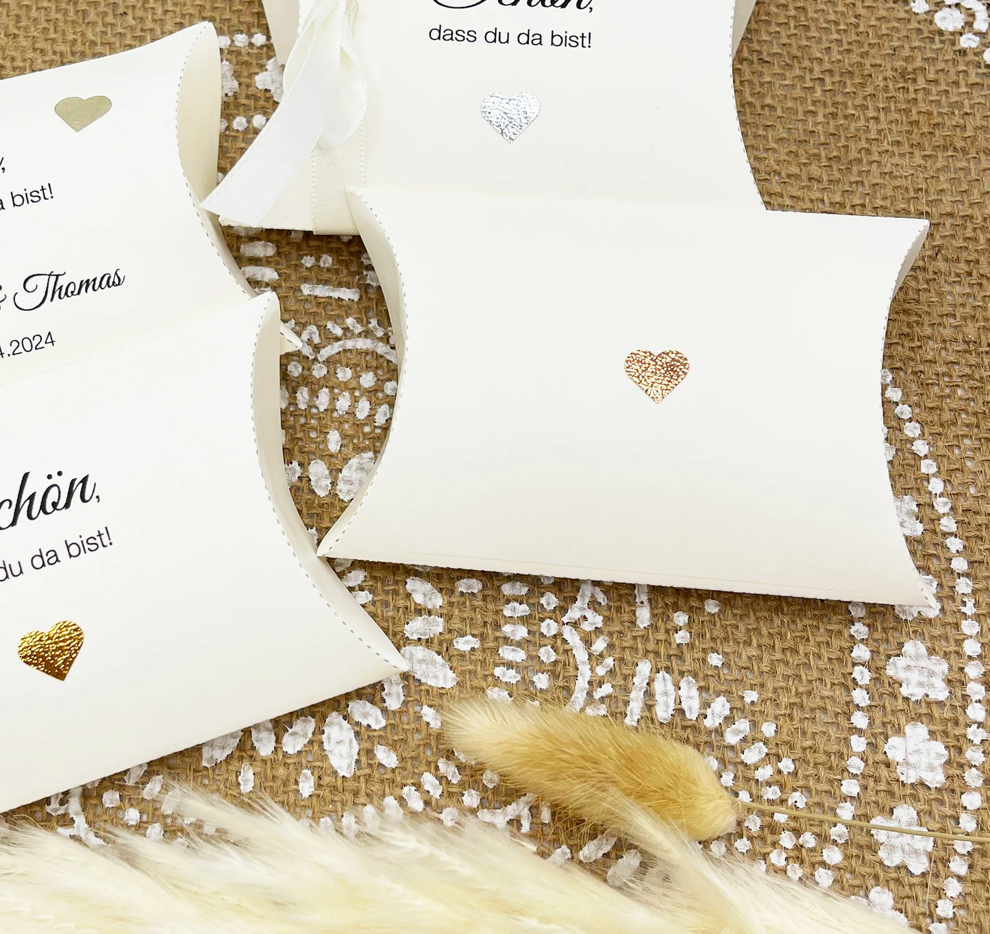 Gastgeschenk Verpackung Hochzeit / Taufe: Kissenschachtel CREME mit Satinband weiß und glitzerndem Herz, optional personalisiert, 10 Stück