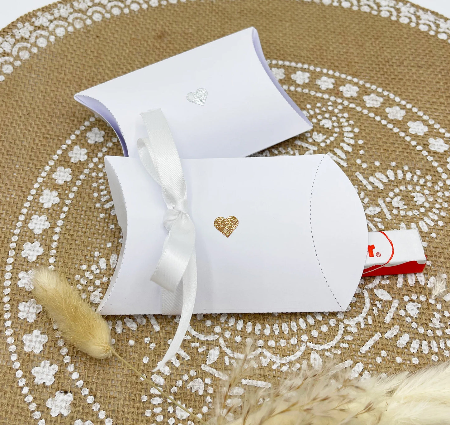 Gastgeschenk Verpackung Hochzeit / Taufe: Kissenschachtel WEISS mit Satinband weiß und glitzerndem Herz, optional personalisiert, 10 Stück