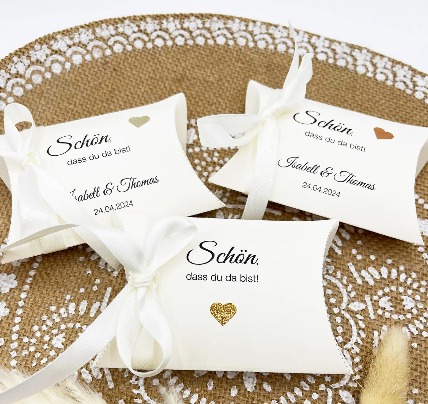 Gastgeschenk Verpackung Hochzeit / Taufe: Kissenschachtel CREME mit Satinband weiß und glitzerndem Herz, optional personalisiert, 10 Stück