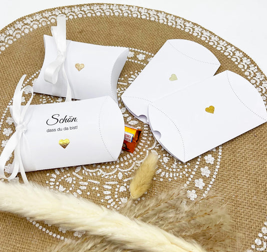 Gastgeschenk Verpackung Hochzeit / Taufe: Kissenschachtel WEISS mit Satinband weiß und glitzerndem Herz, optional personalisiert, 10 Stück