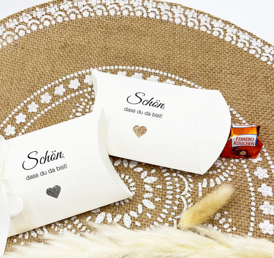 Gastgeschenk Verpackung Hochzeit / Taufe: Kissenschachtel CREME mit Satinband weiß und glitzerndem Herz, optional personalisiert, 10 Stück