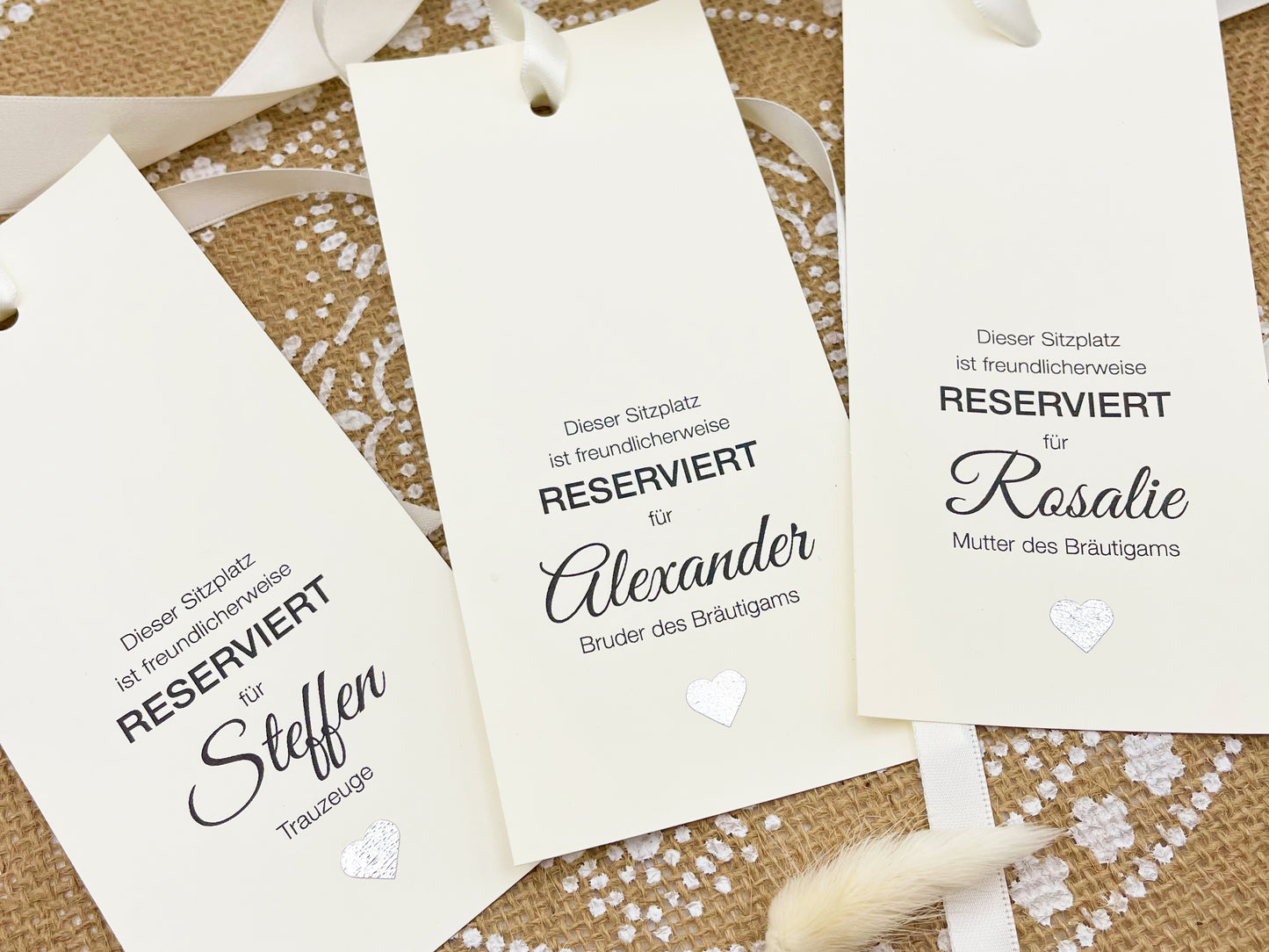 Sitzplan Hochzeit: Sitzplatz-Karten, Reserviert Schild, Platzkarten Hochzeits-Gäste, Stuhl-Anhänger, CRÈME mit Glitzerherz, personalisierbar