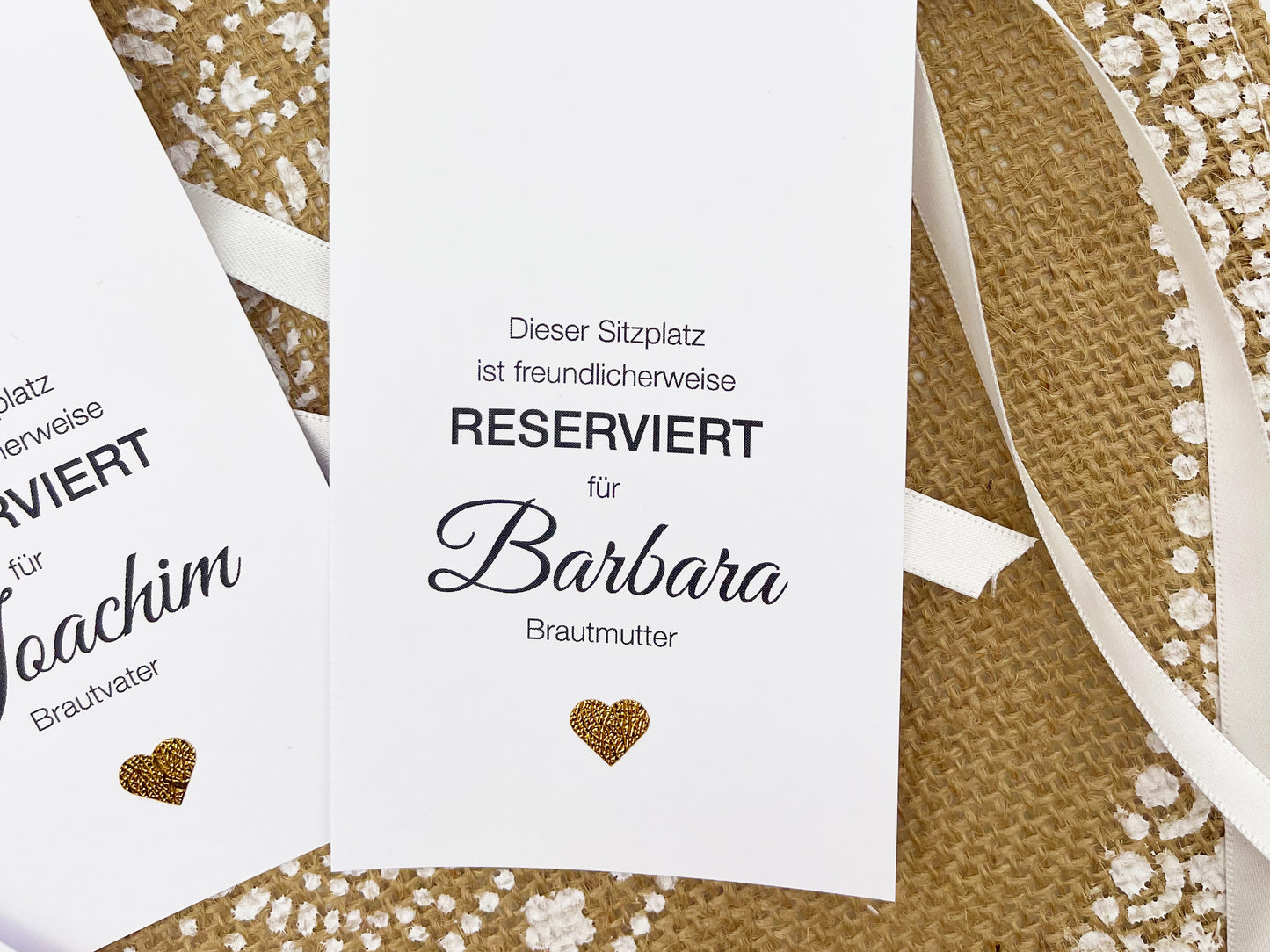 Sitzplan Hochzeit: Sitzplatz-Karten, Reserviert Schild, Platzkarten Hochzeits-Gäste, Stuhl-Anhänger, WEISS mit Glitzerherz, personalisierbar