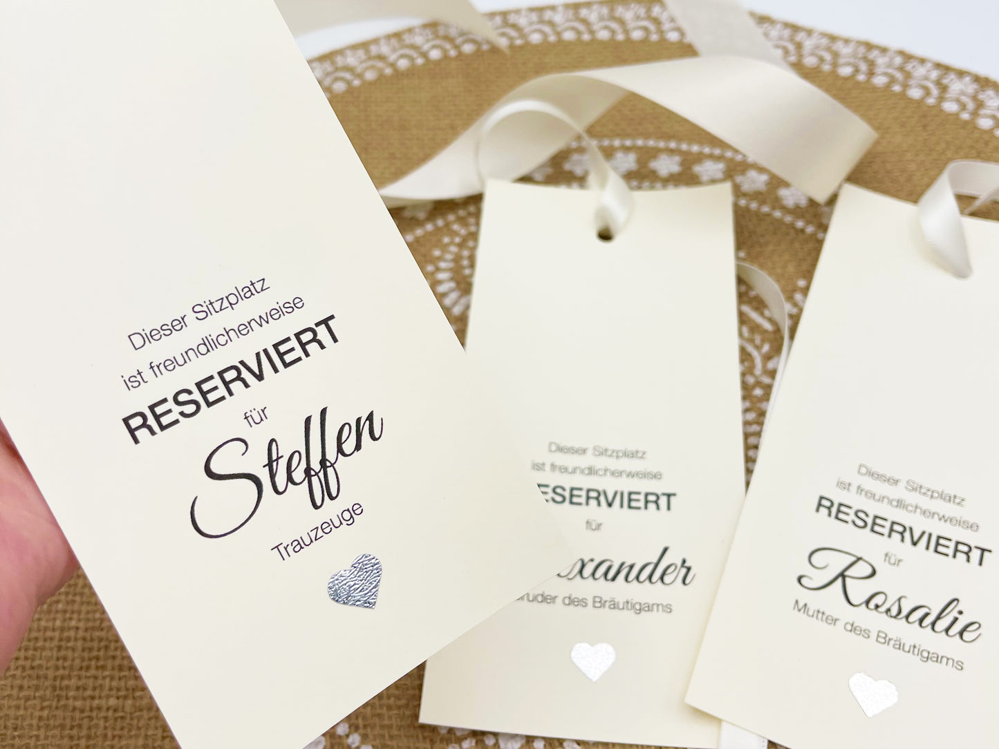 Sitzplan Hochzeit: Sitzplatz-Karten, Reserviert Schild, Platzkarten Hochzeits-Gäste, Stuhl-Anhänger, CRÈME mit Glitzerherz, personalisierbar