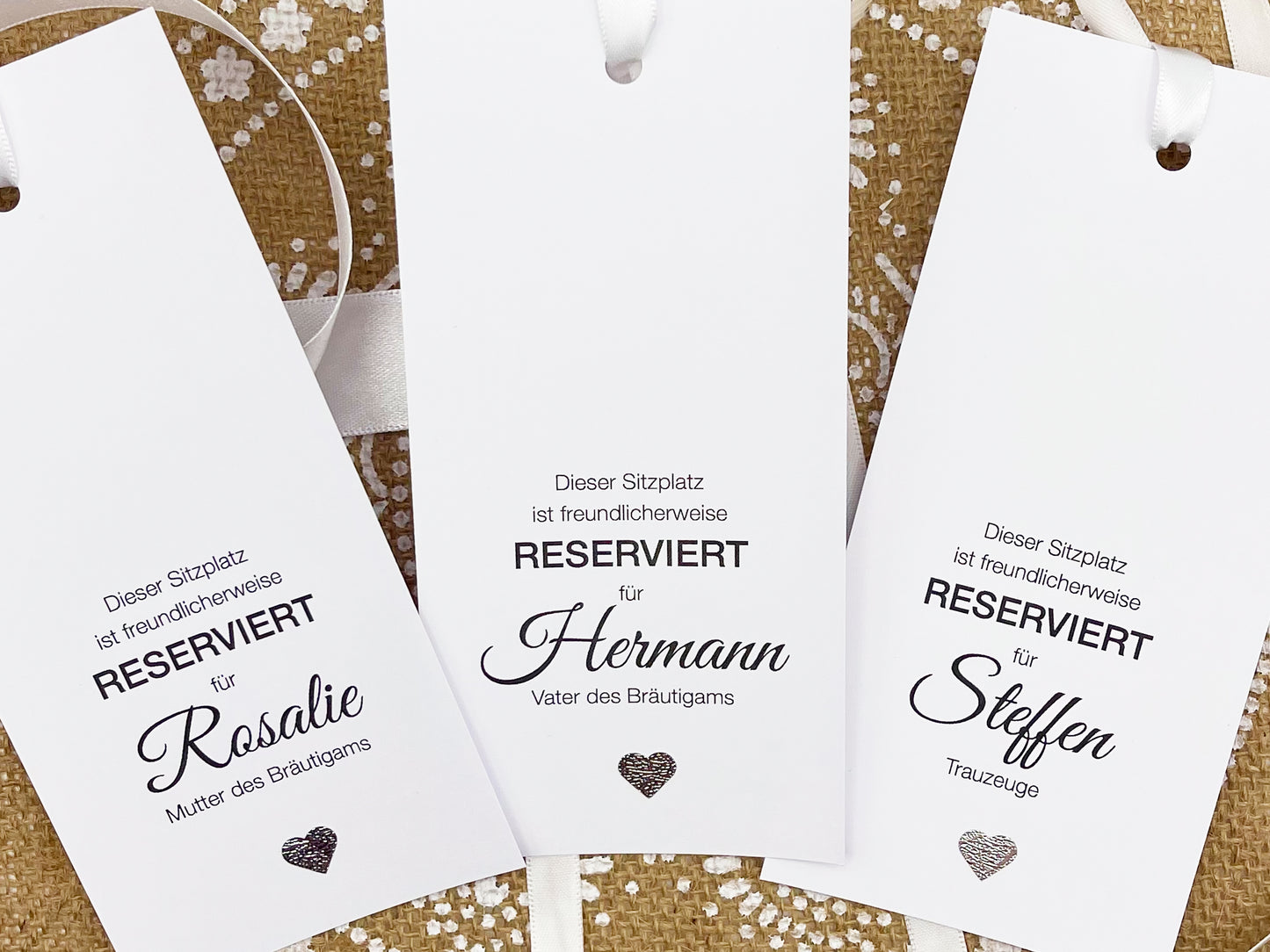 Sitzplan Hochzeit: Sitzplatz-Karten, Reserviert Schild, Platzkarten Hochzeits-Gäste, Stuhl-Anhänger, WEISS mit Glitzerherz, personalisierbar