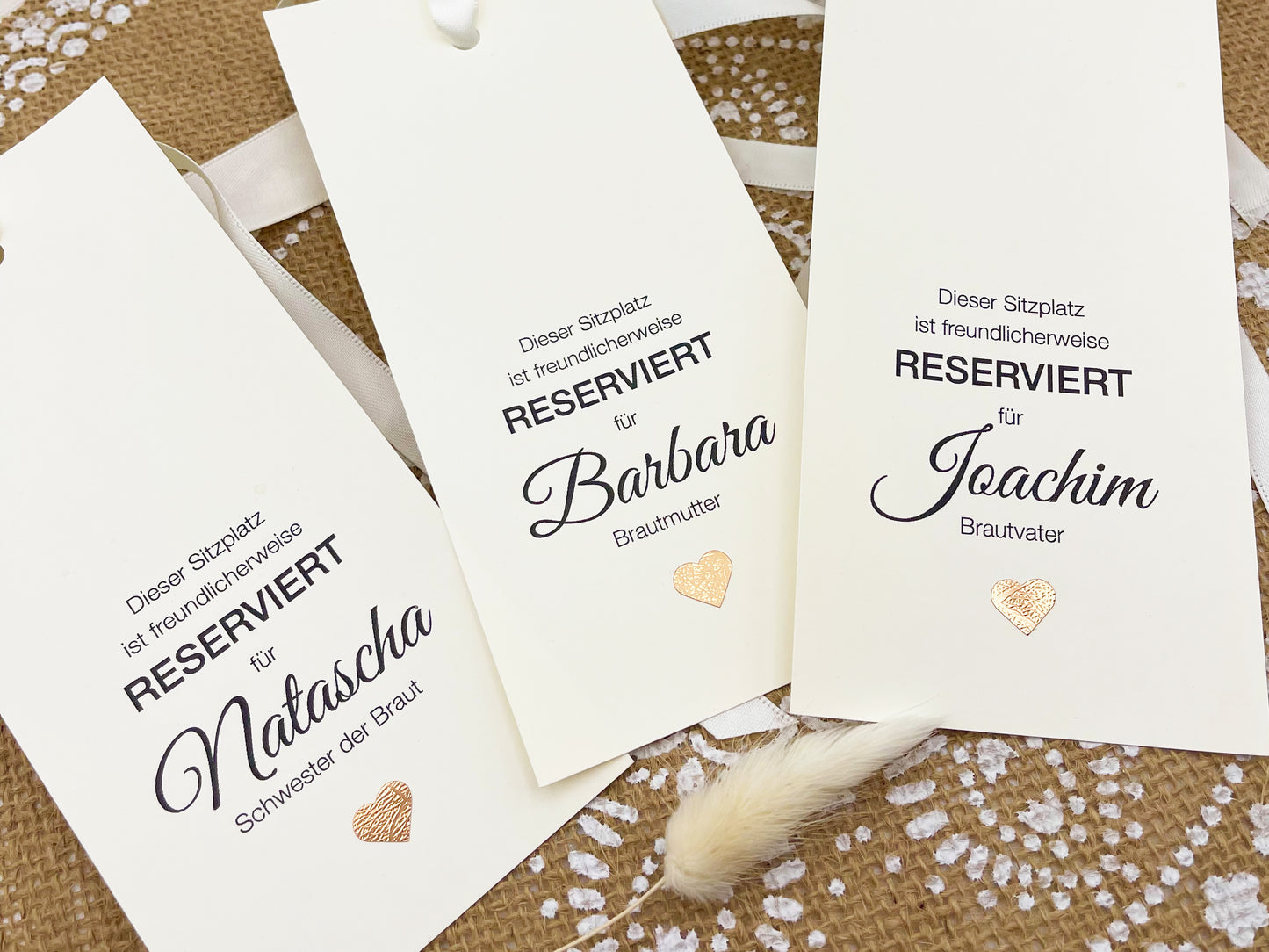 Sitzplan Hochzeit: Sitzplatz-Karten, Reserviert Schild, Platzkarten Hochzeits-Gäste, Stuhl-Anhänger, CRÈME mit Glitzerherz, personalisierbar