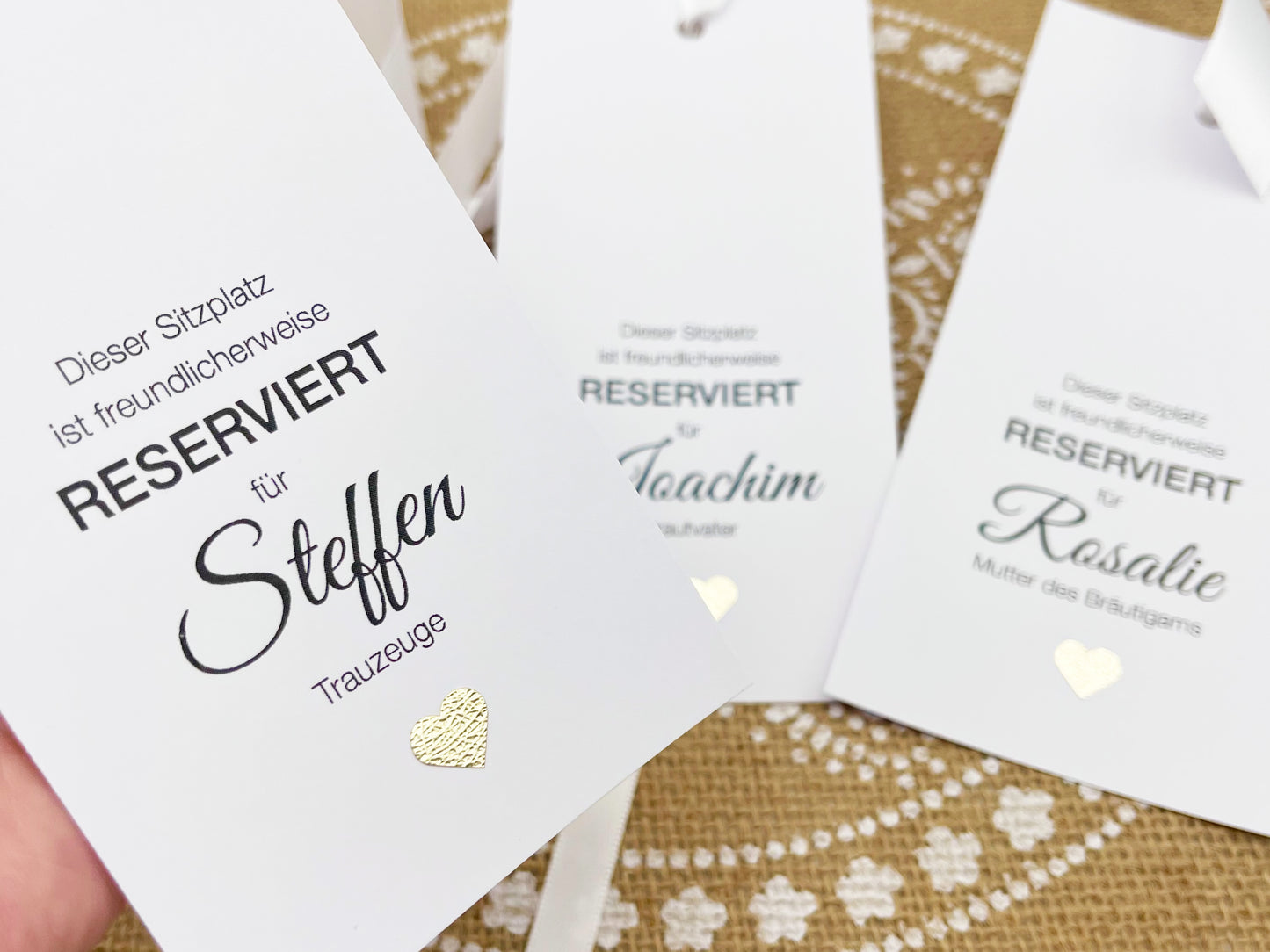 Sitzplan Hochzeit: Sitzplatz-Karten, Reserviert Schild, Platzkarten Hochzeits-Gäste, Stuhl-Anhänger, WEISS mit Glitzerherz, personalisierbar